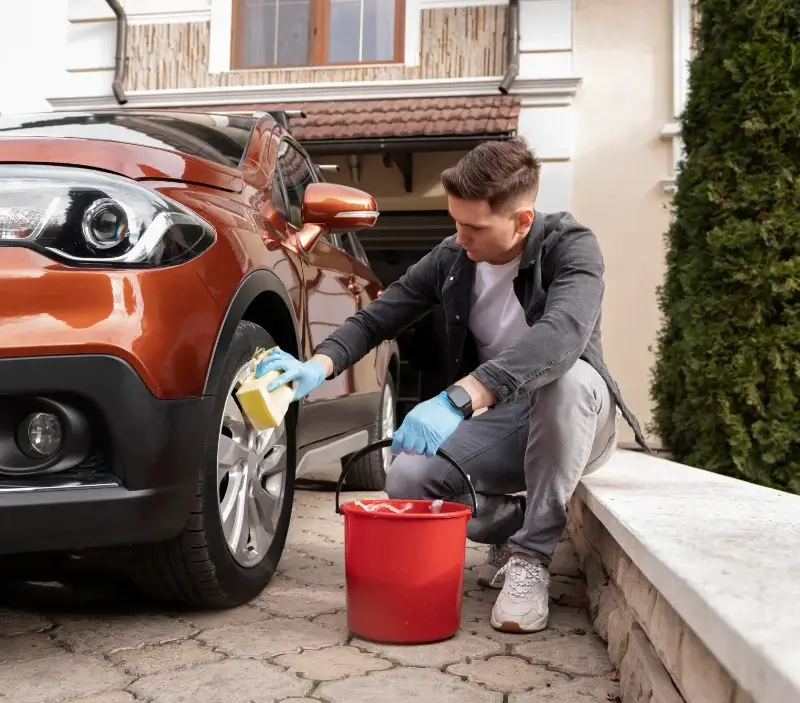 Lavage auto à domicile Massiac : professionnel intervenant sur un véhicule
